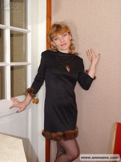 Mom in gauzy pantyhose - N