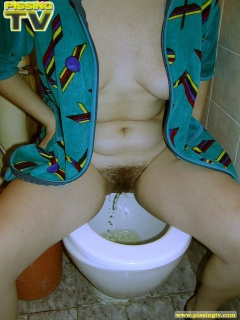 Amateur teen pisses in the toilet - N