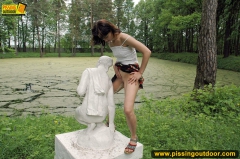 Teen pissing outdoor on a statue - N