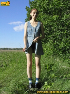 Teen outdoor pissing in a sunny day - N