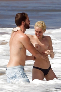 Miley Cyrus in a bikini in Hawaii - N