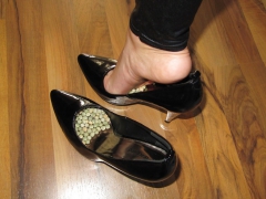 Foot torture with peas in high heels, leggings and corset - N