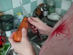 housewife-gets-sexy-together-with-her-veggies