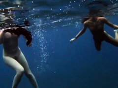 submerged-hot-babes-underwater